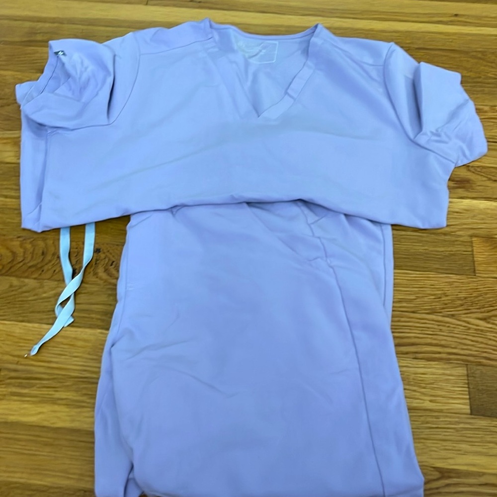 FIGS L top M jogger pant scrub set in lavender!